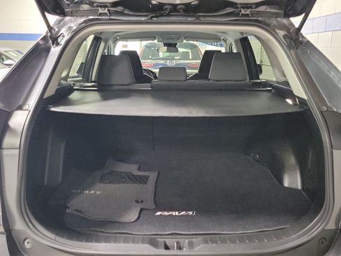 Used 2022 Toyota RAV4 LE AWD/4WD image 10