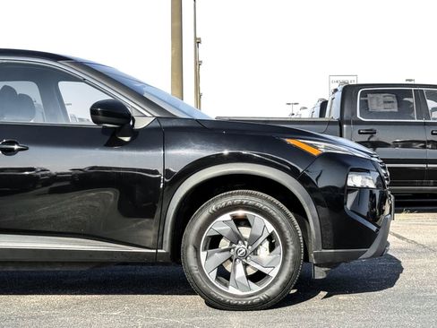 Used 2024 Nissan Rogue SV FWD image 8