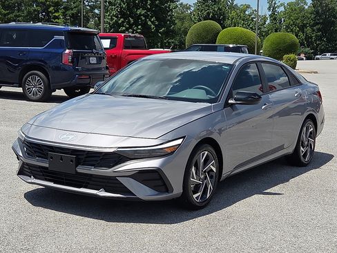 Used 2025 Hyundai Elantra Sport FWD image 2