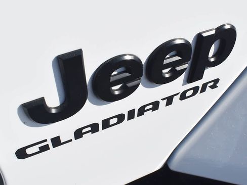 Used 2022 Jeep Gladiator Sport image 7