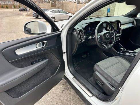 Used 2025 Volvo XC40 B5 Core image 14