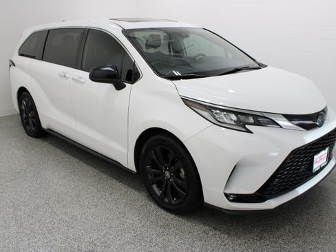 Used 2023 Toyota Sienna XSE FWD image 4