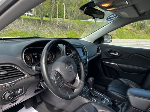 Used 2019 Jeep Cherokee Latitude Plus w/ Cold Weather Group AWD/4WD image 23