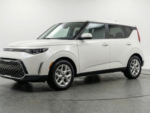 Used 2025 Kia Soul LX w/ LX Technology Package image 3
