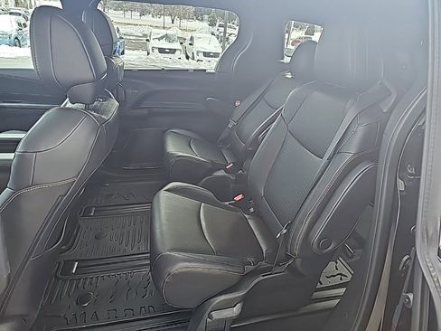 Used 2025 Toyota Sienna image 12