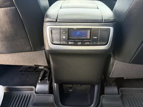 Used 2019 Toyota Highlander XLE FWD image 27
