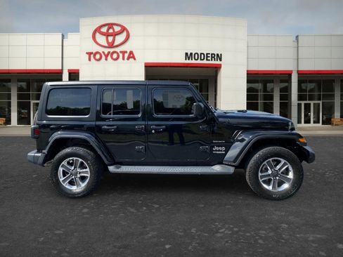 Used 2022 Jeep Wrangler Unlimited Sahara AWD/4WD image 4