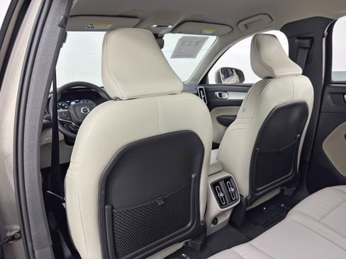 Used 2022 Volvo XC40 T5 Momentum w/ Premium Package image 34