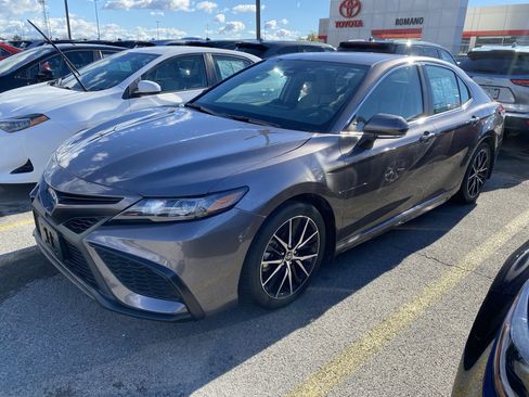 Used 2024 Toyota Camry SE image 4