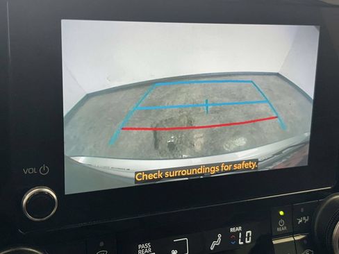 Used 2024 Toyota Highlander XLE FWD image 30