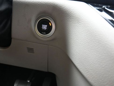 Used 2024 Chrysler Pacifica Select FWD image 14