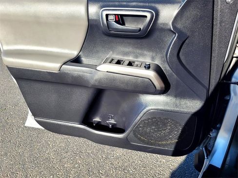 Used 2020 Toyota Tacoma V6 image 13