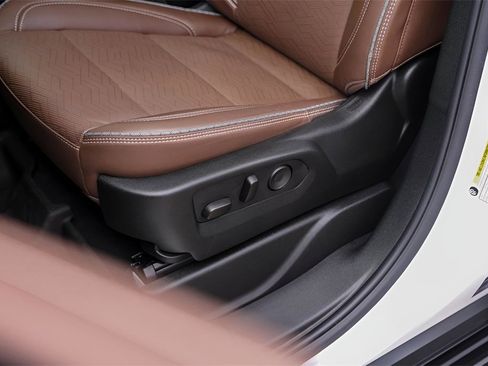 Used 2023 Chevrolet Suburban High Country image 8