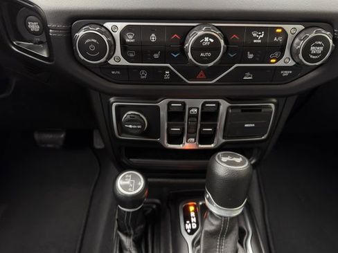 Used 2025 Jeep Wrangler Unlimited Sahara AWD/4WD image 19