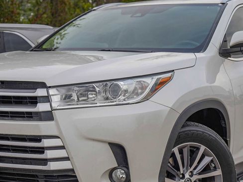 Used 2019 Toyota Highlander XLE image 3