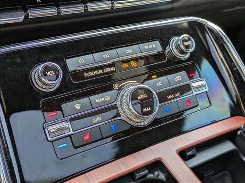 Used 2024 Lincoln Navigator Reserve image 16