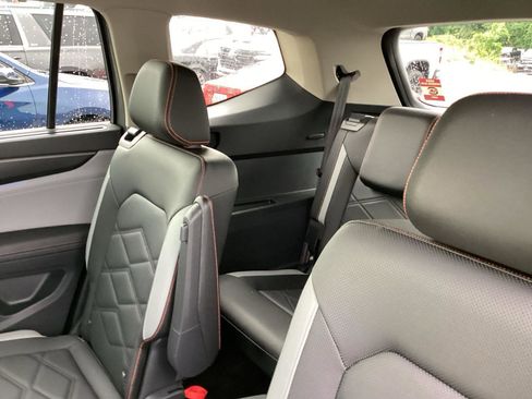 Used 2025 Volkswagen Atlas Peak Edition SE AWD/4WD image 5