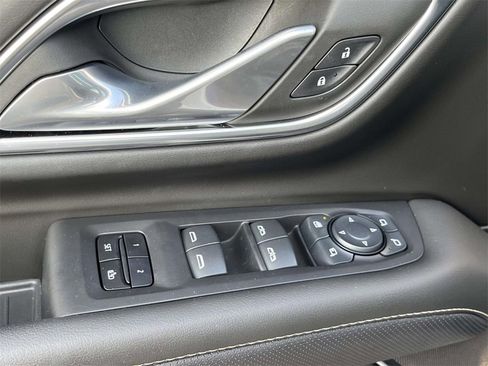 Used 2024 GMC Yukon XL SLT w/ SLT Luxury Package image 17