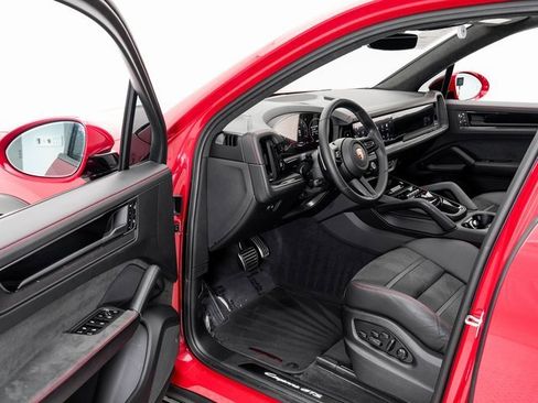 Used 2025 Porsche Cayenne GTS image 7