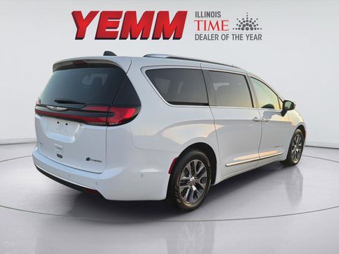 Used 2025 Chrysler Pacifica Pinnacle image 12