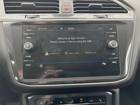 Used 2022 Volkswagen Tiguan SE image 37