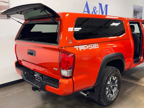 Used 2016 Toyota Tacoma TRD Off-Road w/ Premium & Technology Package image 18