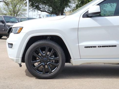 Used 2018 Jeep Grand Cherokee Altitude image 9
