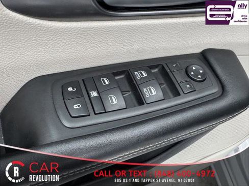 Used 2022 Chrysler Pacifica Touring-L image 52