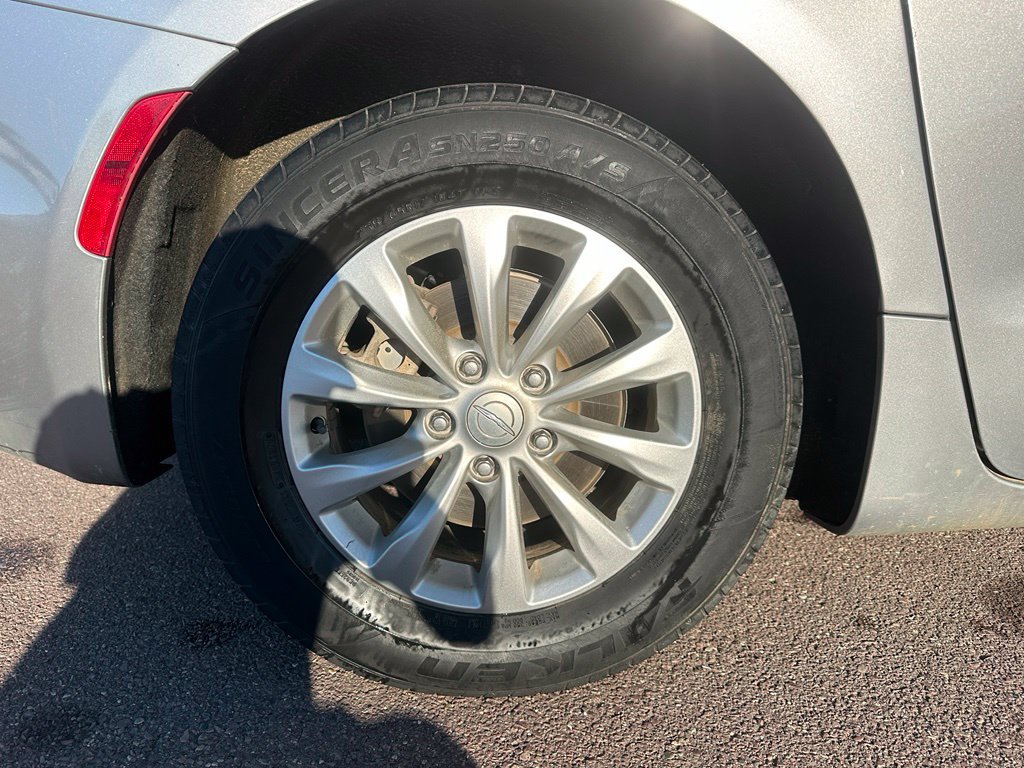 Used 2017 Chrysler Pacifica Touring-L FWD image 39