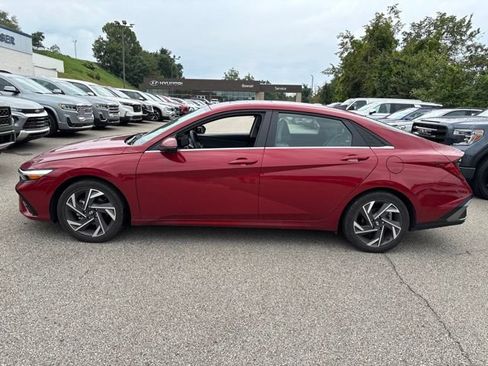 Used 2025 Hyundai Elantra Limited FWD image 2