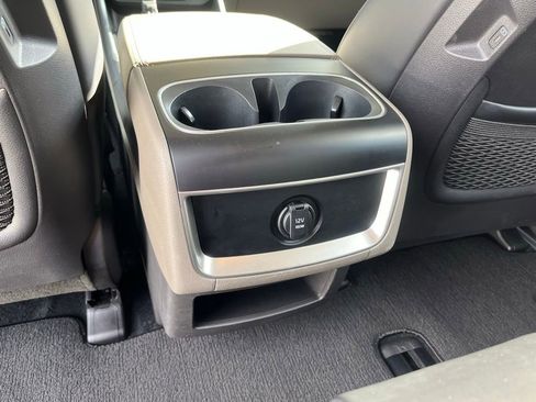 Used 2025 Kia Carnival FWD image 27