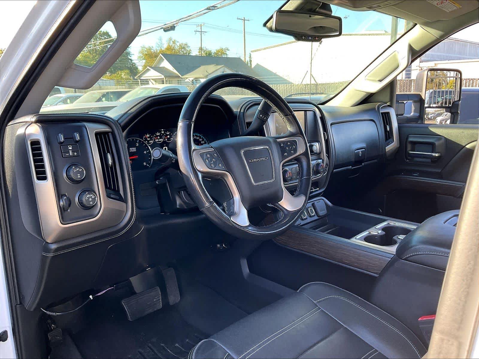 Used 2018 GMC Sierra 2500 Denali w/ Duramax Plus Package AWD/4WD image 17