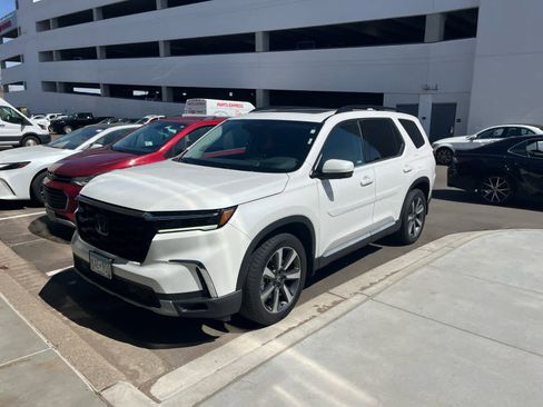 Used 2023 Honda Pilot Elite image 3