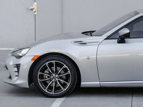 Used 2017 Toyota 86 RWD image 9