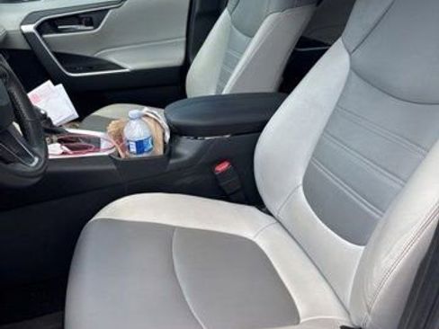 Used 2021 Toyota RAV4 XLE Premium FWD image 8