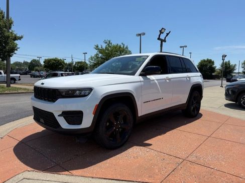 Used 2023 Jeep Grand Cherokee Altitude AWD/4WD image 3