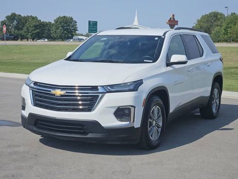 Used 2023 Chevrolet Traverse LT image 3