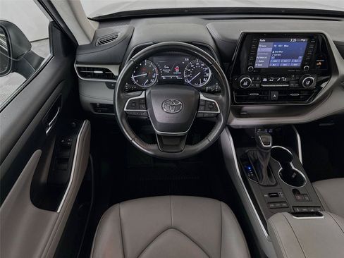 Used 2022 Toyota Highlander XLE AWD/4WD image 2