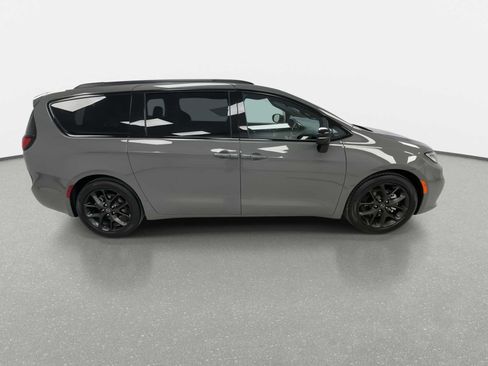 Used 2025 Chrysler Pacifica Limited image 9