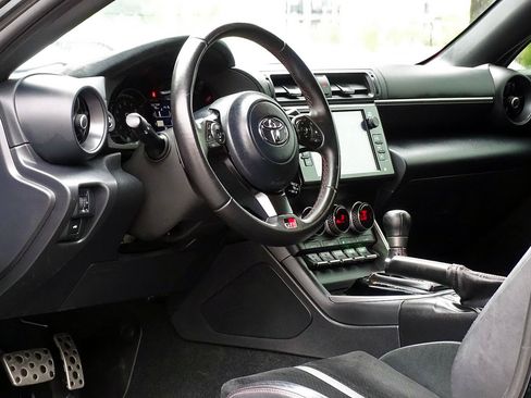 Used 2023 Toyota GR86 Premium w/ ALL Weather Mat Package (TMS) RWD image 21
