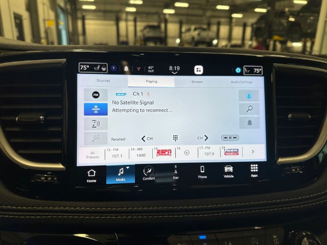 Used 2024 Chrysler Pacifica Limited AWD/4WD image 34
