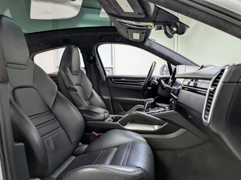 Used 2020 Porsche Cayenne Turbo image 27