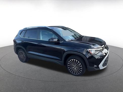 Used 2025 Volkswagen Taos SE image 3