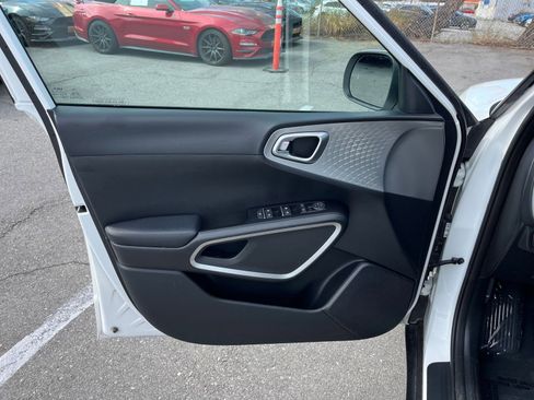 Used 2025 Kia Soul LX w/ LX Technology Package image 18