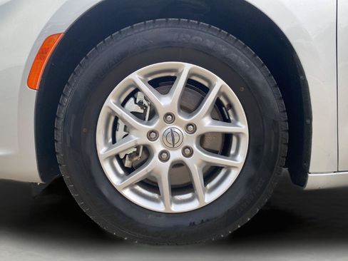 Used 2024 Chrysler Pacifica Touring-L FWD image 11