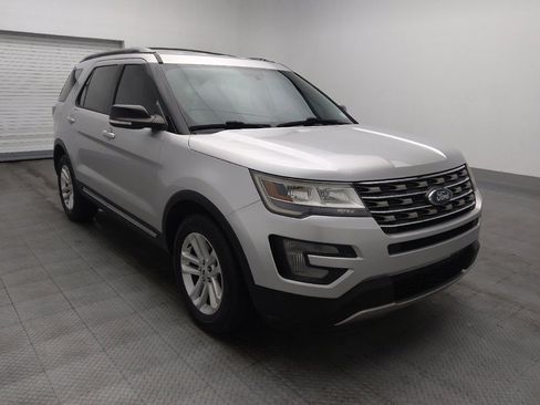 Used 2017 Ford Explorer XLT image 13