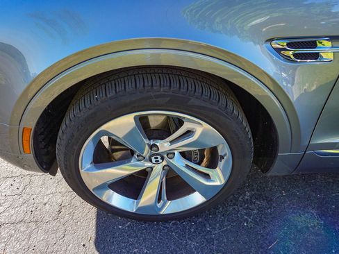 Used 2017 Bentley Bentayga AWD/4WD image 58