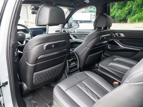 Used 2024 BMW ALPINA XB7 AWD/4WD image 32