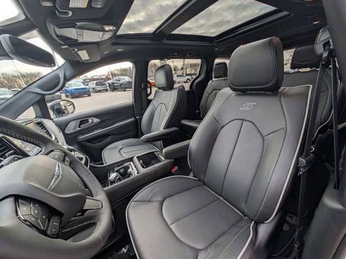 New 2026 Chrysler Pacifica Limited image 12