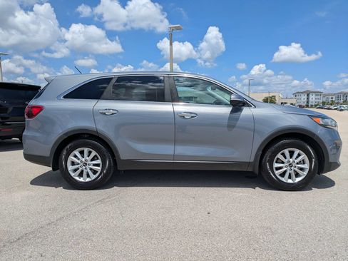 Used 2020 Kia Sorento LX FWD image 4